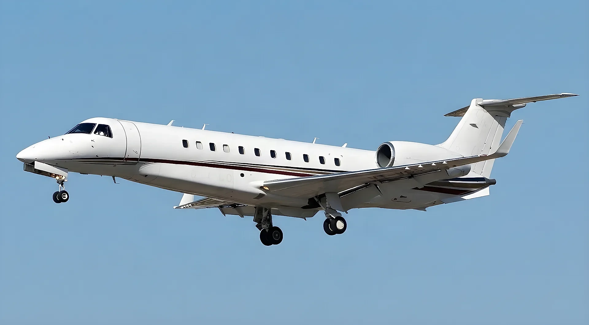 Embraer Legacy 600 i luften mot blå himmel