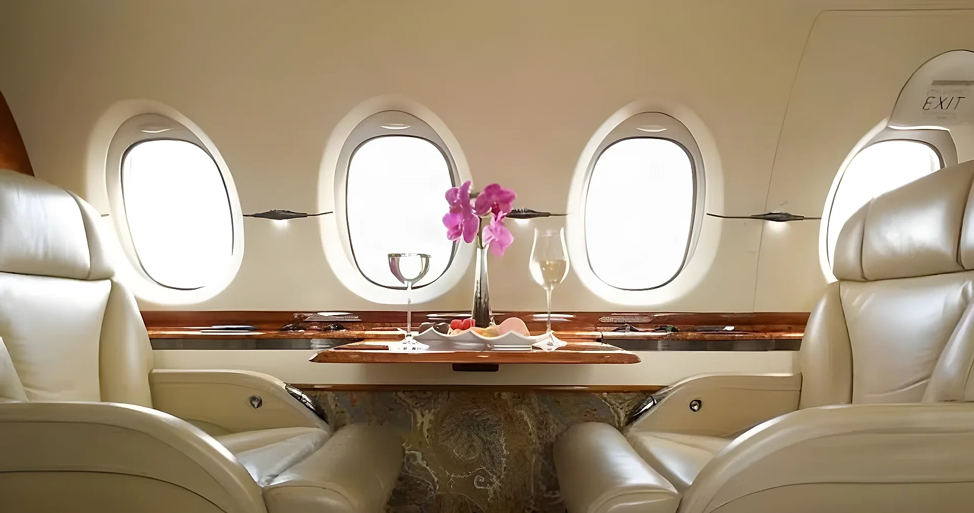 Dukat bord med orkidé i en privatjets kabin