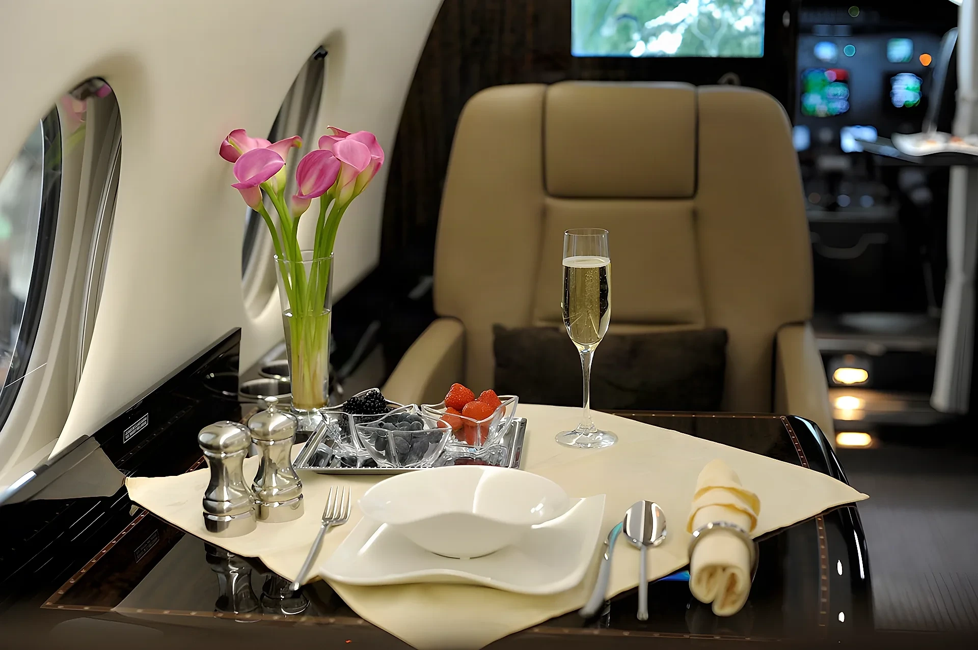 Dukat bord med blommor och champagne i Gulfstreamens kabin