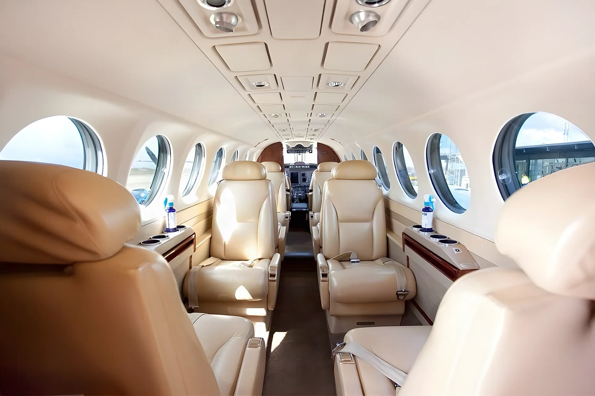 Kabinen i Super King Air 300 med läderstolar